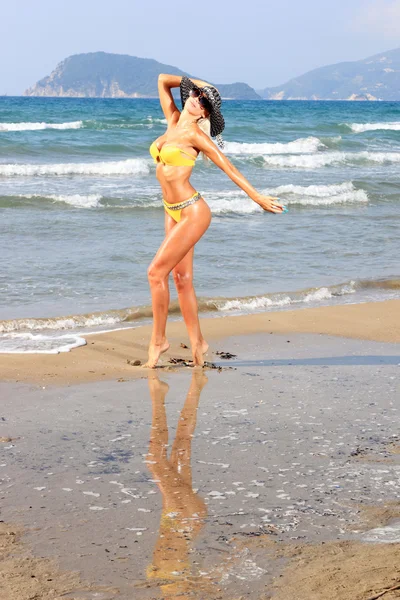 Junge schöne Frau an einem Strand — Stockfoto