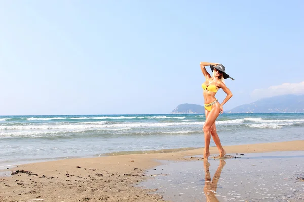 Giovane bella donna su una spiaggia — Foto Stock