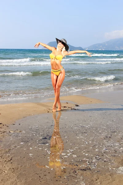 Giovane bella donna su una spiaggia — Foto Stock