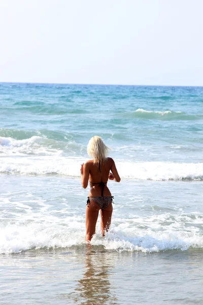 Jeune belle femme sur une plage — Photo