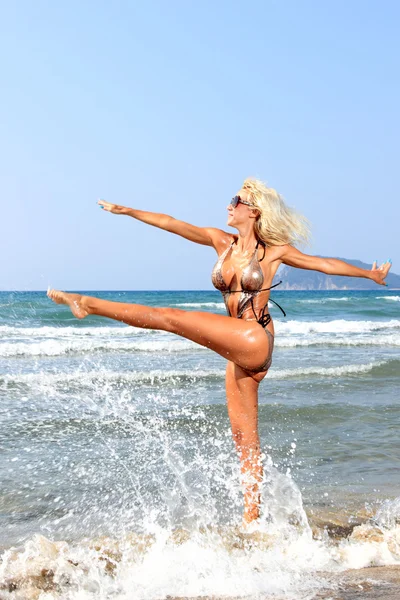 Jovem mulher bonita em uma praia — Fotografia de Stock