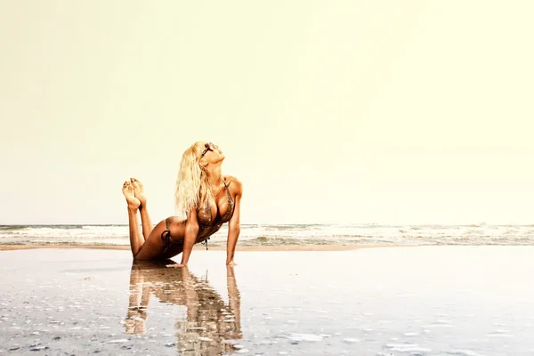 해변에서 아름 다운 젊은 여자 — 스톡 사진
