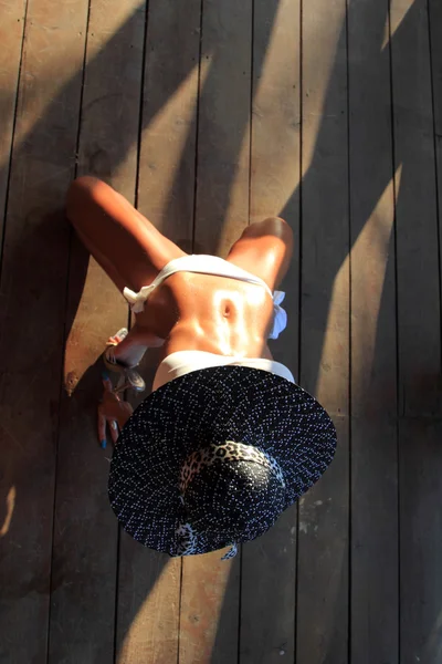 Sexy fit bikini model poseren — Stockfoto