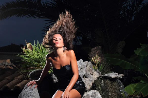 Modelo joven y sexy en ambiente tropical —  Fotos de Stock