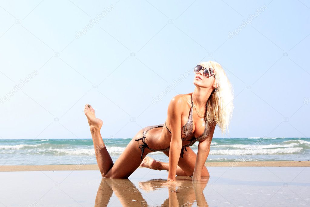 Blonde frau am strand