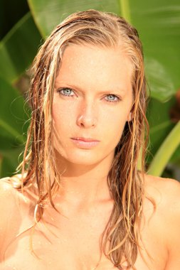 kadın tropikal duş avuç içi