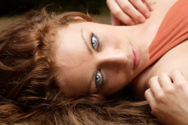 genç kadın bir plajda