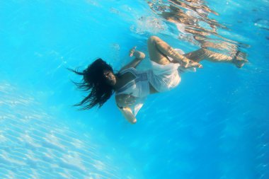 bir beyaz giyen kadın sualtı elbise