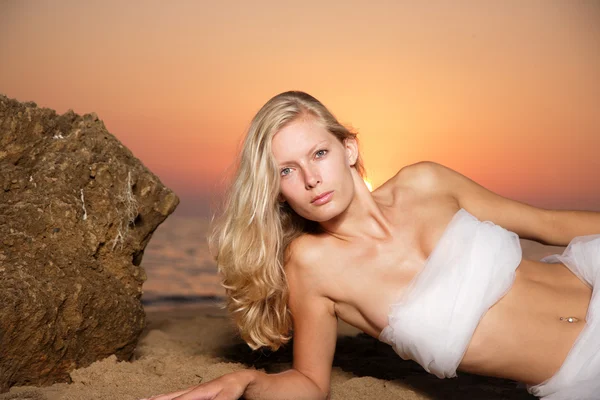 Beautiful young woman on the beach — Stock Photo, Image