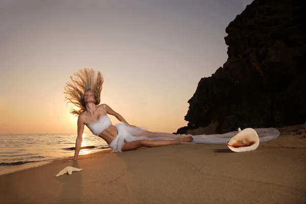 Schöne junge Frau am Strand — Stockfoto