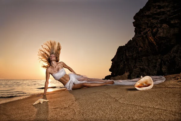 Mooie jonge vrouw op het strand — Stockfoto