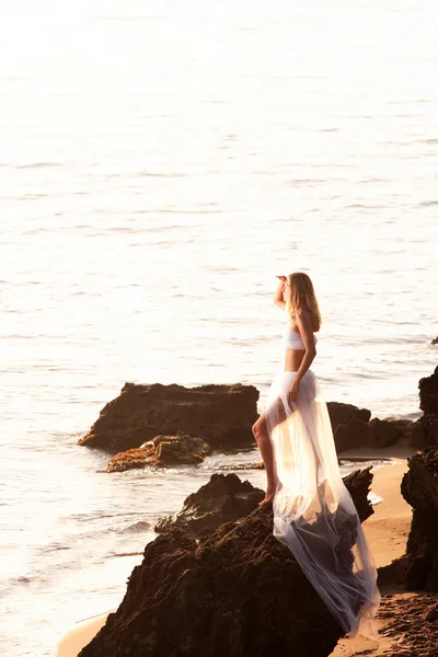 Belle jeune femme sur la plage — Photo