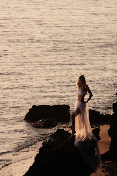 Belle jeune femme sur la plage — Photo