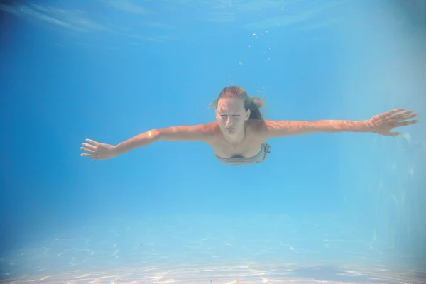 Frau schwimmt unter Wasser — Stockfoto