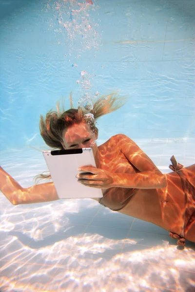 Mulher com tablet PC subaquático — Fotografia de Stock