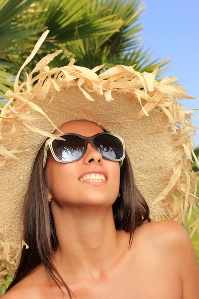 Schoonheid portret van vrouw op het strand dragen stro hoed — Stockfoto