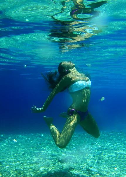 妇女水下 — 图库照片