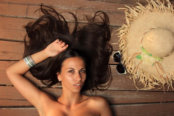 Retrato de beleza de mulher na praia usando chapéu de palha — Fotografia de Stock