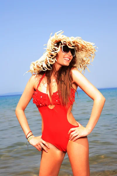 Retrato de belleza de la mujer en la playa con sombrero de paja —  Fotos de Stock