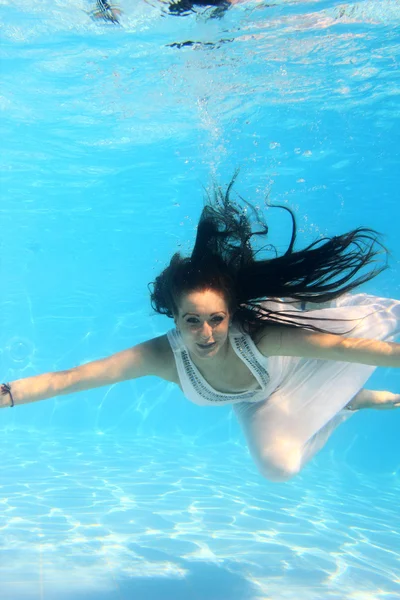 Frau trägt weißes Kleid unter Wasser — Stockfoto