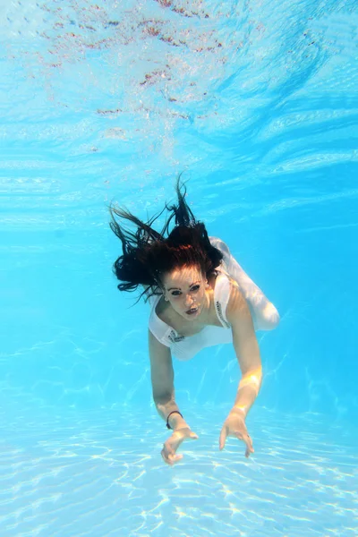 Mujer con un vestido blanco bajo el agua — Foto de Stock