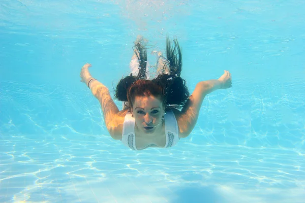 Frau trägt weißes Kleid unter Wasser — Stockfoto