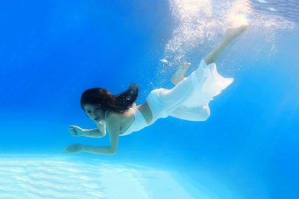 Frau trägt weißes Kleid unter Wasser — Stockfoto