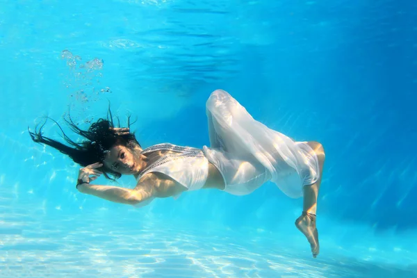 Mujer con un vestido blanco bajo el agua — Foto de Stock