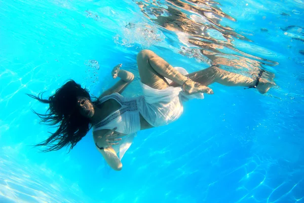 Frau trägt weißes Kleid unter Wasser — Stockfoto