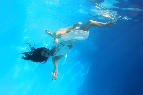 Mujer con un vestido blanco bajo el agua — Foto de Stock