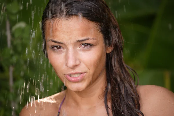 Kvinna i tropisk dusch palmer runt — Stockfoto