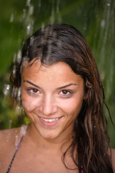 Mulher no chuveiro tropical palmas ao redor — Fotografia de Stock