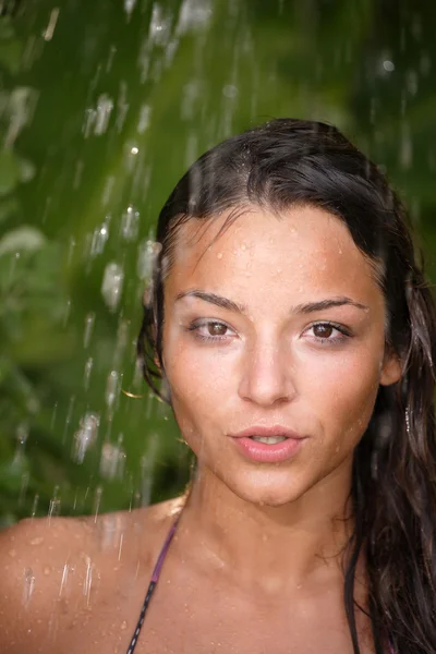 Mujer en palmas de ducha tropicales alrededor — Foto de Stock