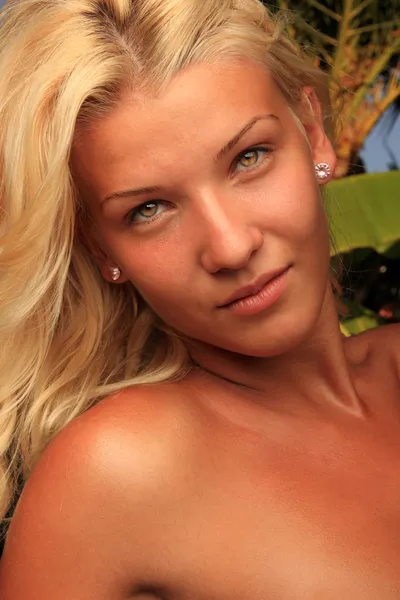 Jovem mulher no resort tropical — Fotografia de Stock