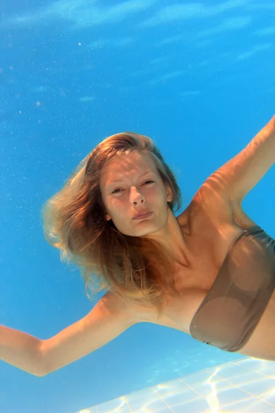 Kvinna simmar under vattnet — Stockfoto