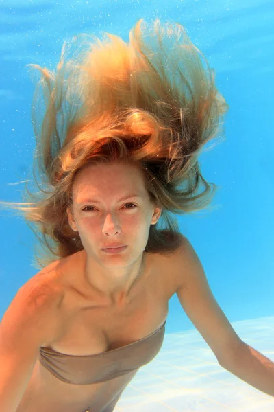 Woman swimming underwater — Stock Photo, Image