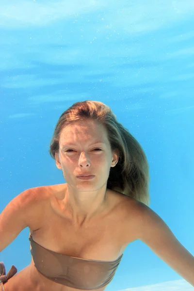 Woman swimming underwater — Stock Photo, Image