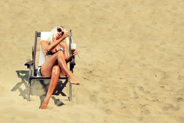 Jonge mooie vrouw op een strand — Stockfoto