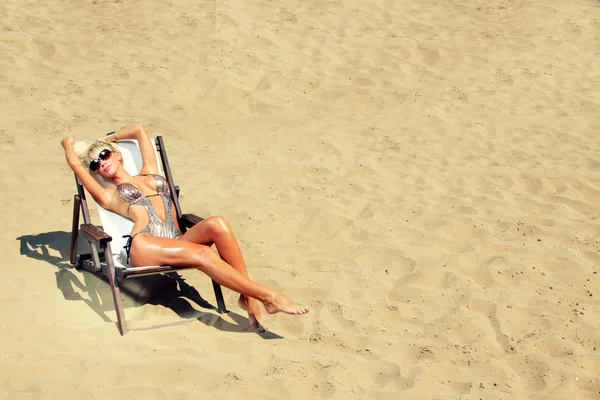 Jeune belle femme sur une plage — Photo