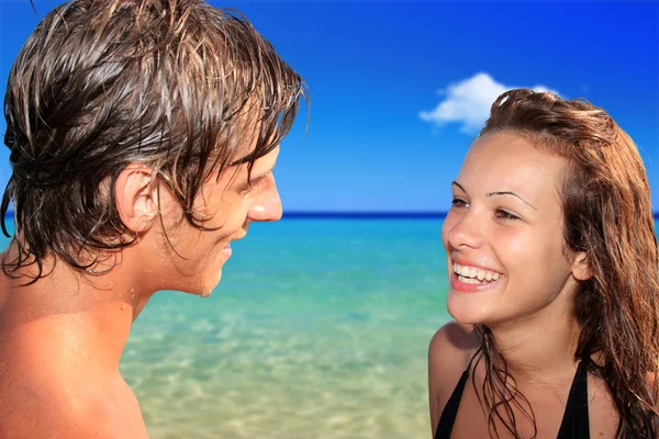 Pareja joven en la playa —  Fotos de Stock