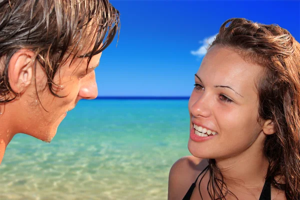 Pareja joven en la playa — Foto de Stock