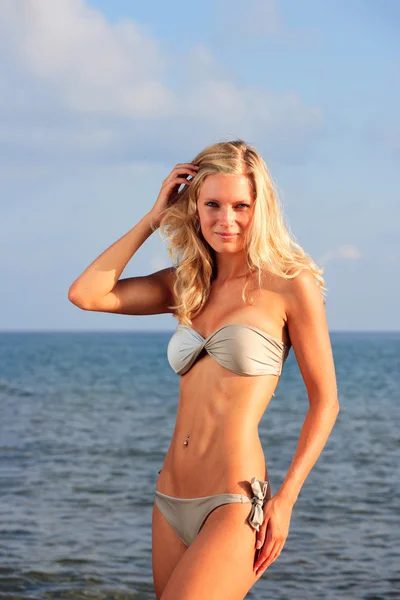 The young woman on a beach. — Stock Photo, Image