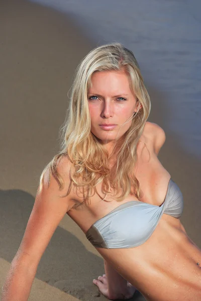 Mladá žena na pláži. — Stock fotografie