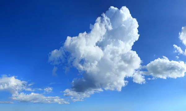 Облака над голубым небом — стоковое фото