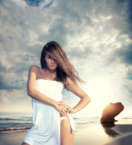 Piękna kobieta w tropikalnej plaży sprawny — Zdjęcie stockowe