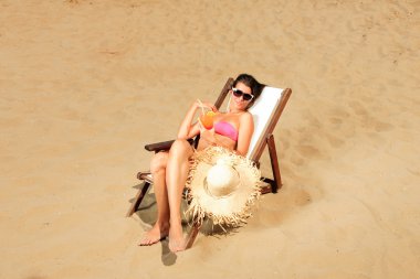 şezlong üzerinde genç güzel kadın