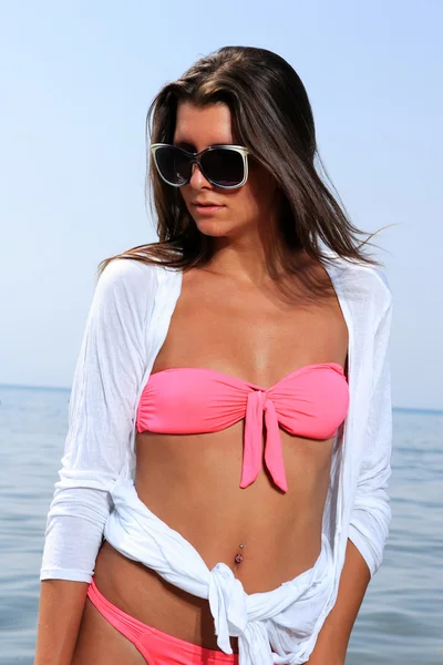 Hermosa joven en la playa — Foto de Stock