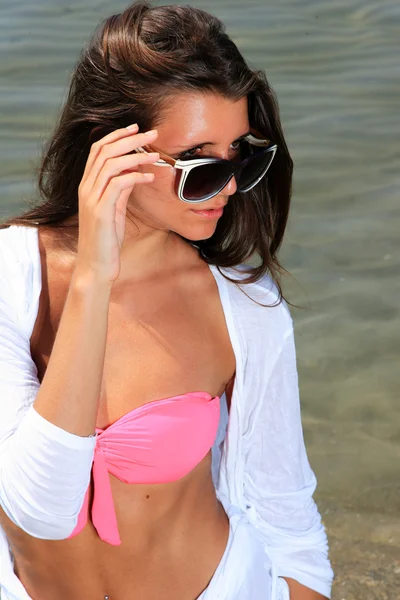 Schöne junge Frau am Strand — Stockfoto