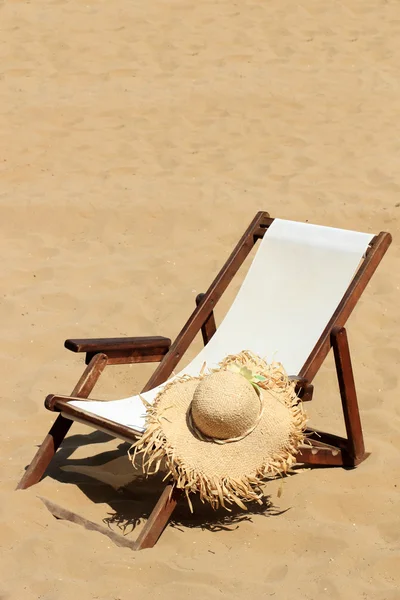 Лежаки на пляже — стоковое фото