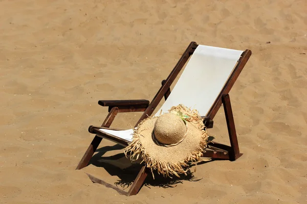 Chaise longue sur la plage — Photo